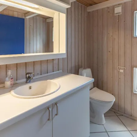 4 Bedroom Beautiful In Casa vacanze Asnæs