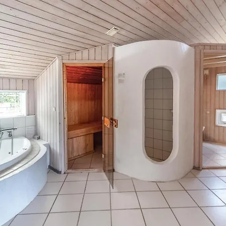 4 Bedroom Beautiful In Casa vacanze Asnæs